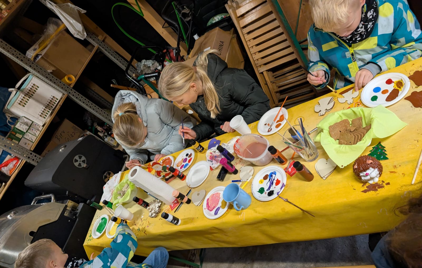 Kinder beim Basteln von Schmuck für den Weihnachtsbaum